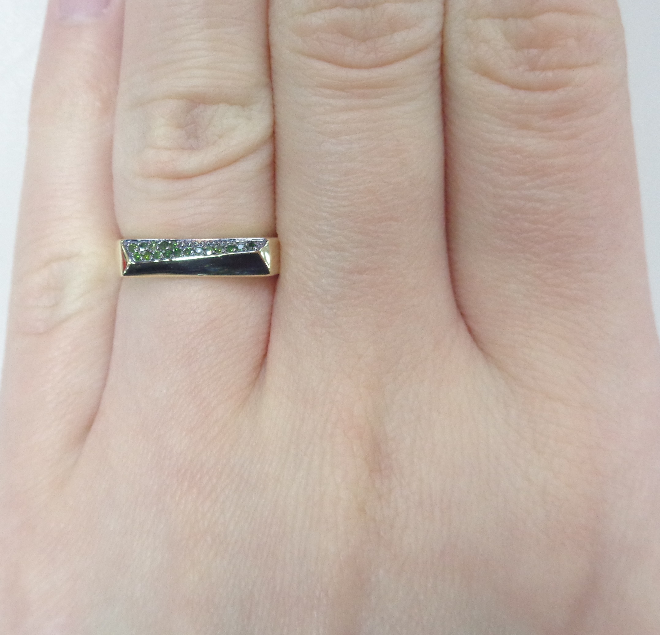 Кольцо из желтого золота с зелеными бриллиантами